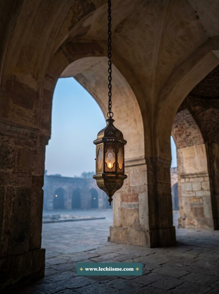 Lampe de mosquée traditionnelle allumée à l'aube dans un sanctuaire pe