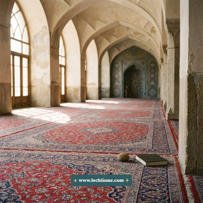 Intérieur lumineux d'une salle de prière sans fidèles