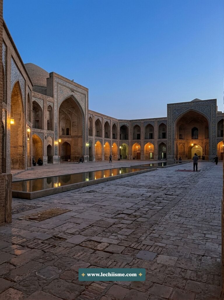 Cour pavée d'un sanctuaire historique au crépuscule