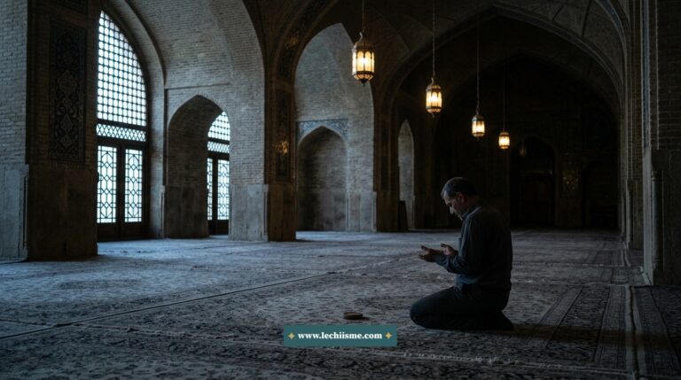 Un fidèle prie avec ferveur et insistance au milieu d'une vaste mosquée silencieuse éclairée par une douce lumière nocturne.