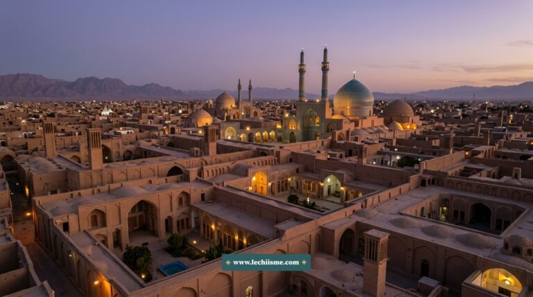 Vue aérienne d'une ville historique iranienne au crépuscule