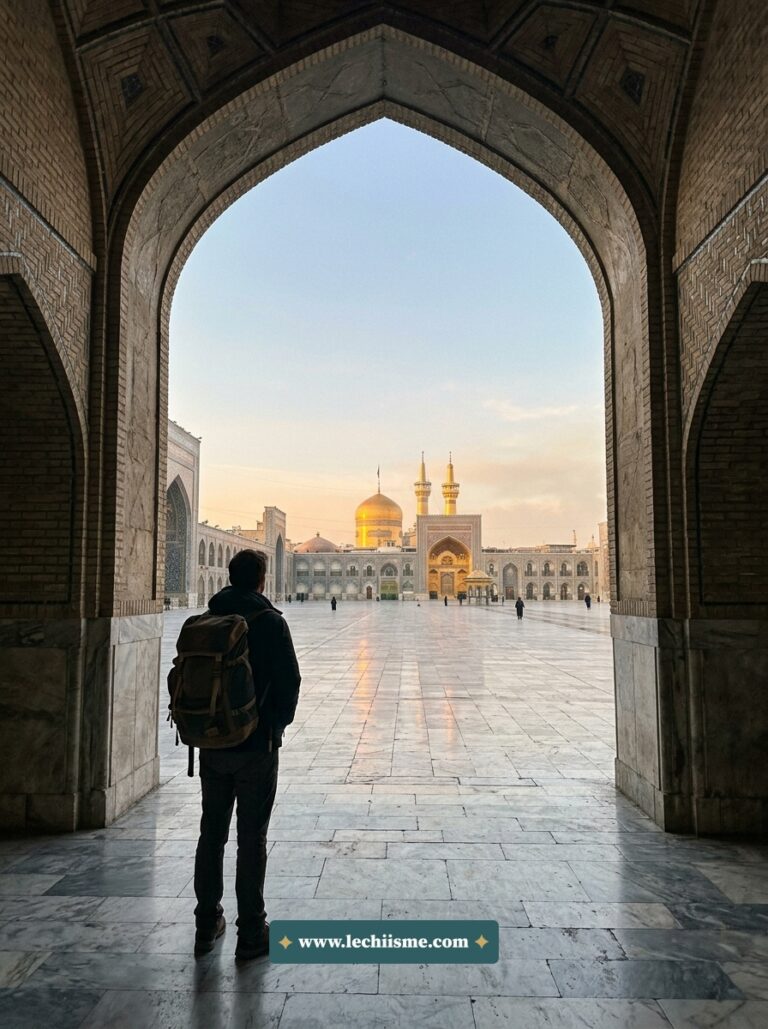 Un pèlerin de dos contemple au loin un dôme doré étincelant sous la lumière de l'aube depuis les arcades d'un sanctuaire.