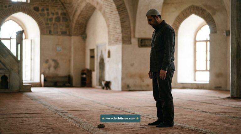 Fidèle debout en prière les bras le long du corps dans une mosquée